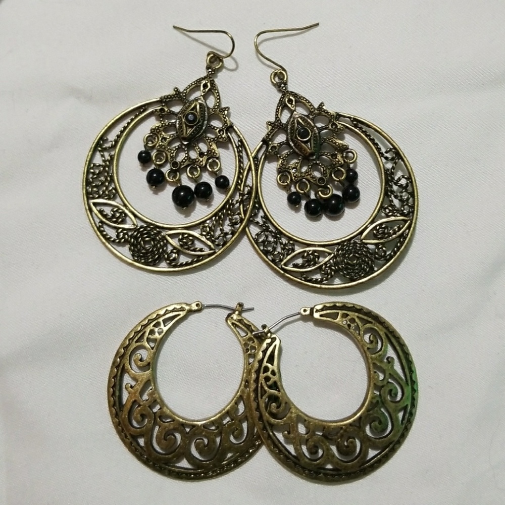 2 pairs of hoop earrings